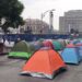 Plantón de Frena con casas de campaña vacías
