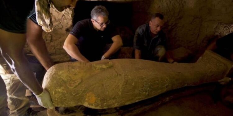 Descubren 14 sarcófagos de hace 2 mil 500 años en Saqqara, Egipto