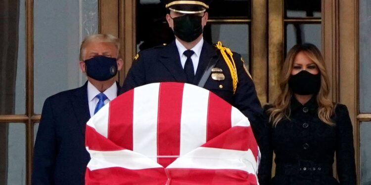 Abuchean a Donald Trump en homenaje a Ruth Bader Ginsburg