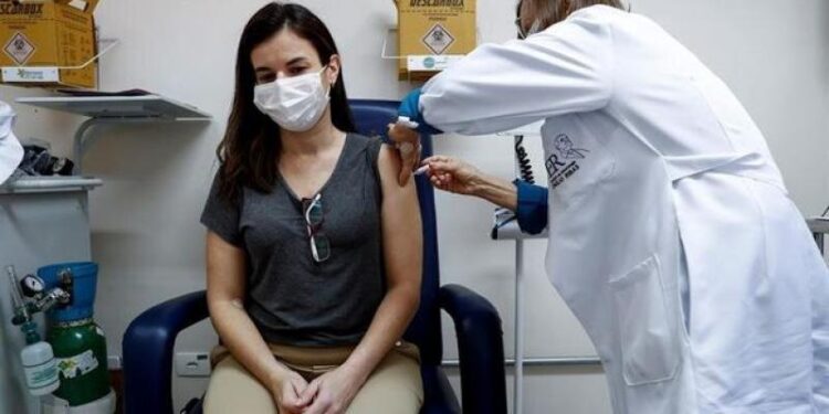 Segundo voluntario con enfermedad neurológica por pruebas con vacuna de AstraZeneca