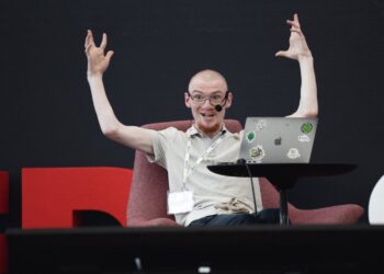 Iván Bakaídov crea un programa que permite a las personas discapacitadas hablar con la mirada