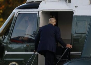 #Video Trump sube a helicóptero para ser trasladado a hospital