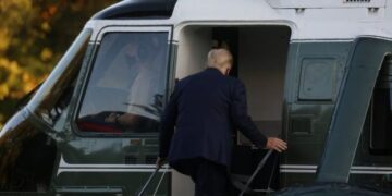 #Video Trump sube a helicóptero para ser trasladado a hospital