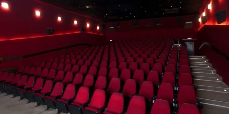 Cerrarán cientos de cines en EEUU y Reino Unido por COVID-19