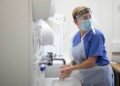 Crean gel bioadhesivo y spray contra covid en cubrebocas y piel