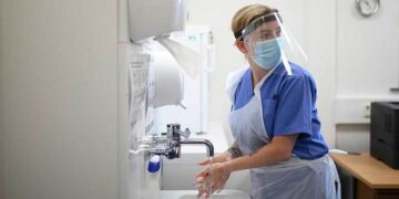 Crean gel bioadhesivo y spray contra covid en cubrebocas y piel