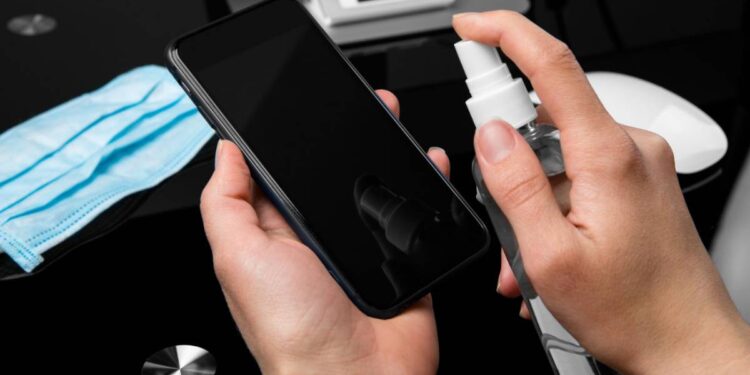 Coronavirus podría sobrevivir en los celulares por 28 días
