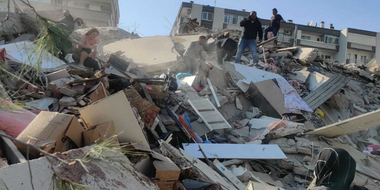 Fuerte sismo sacude Turquía y Grecia con algunos derrumbes