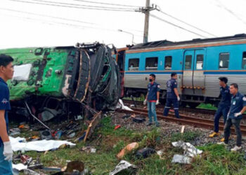 18 muertos en choque entre tren y autobús en Tailandia
