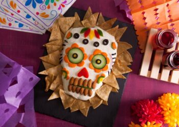 Para este Día de Muertos, prepara este llamativo dip de queso calavera
