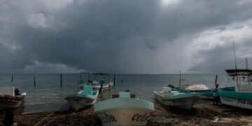 Delta se degrada a categoría 1, permanece en el Golfo
