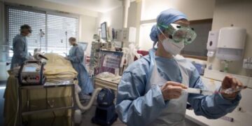 Hospitales de París en emergencia ante el repunte de COVID-19