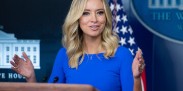 Portavoz de la Casa Blanca, Kayleigh McEnany, da positivo a COVID-19