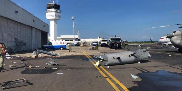 Cae helicóptero en aeropuerto de Villahermosa; se reportan 3 heridos