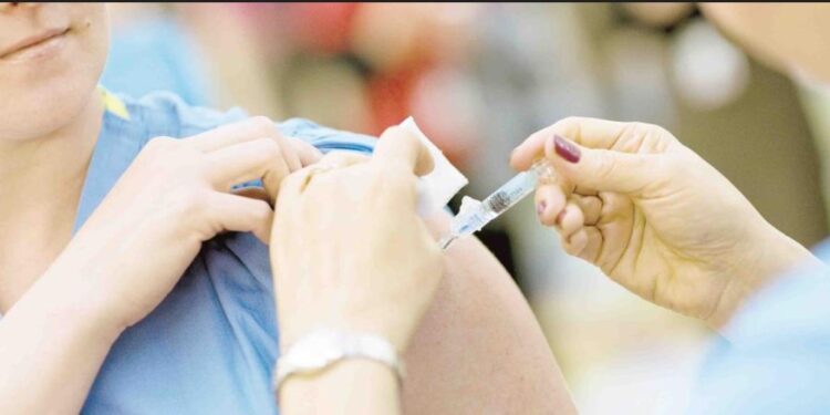 Mafias, detrás de venta ilegal de vacuna contra influenza: AMLO