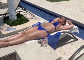 Niurka Marcos da terapia visual a fans por cuarentena en mini bikini