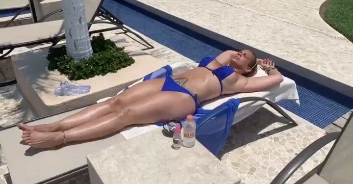 Niurka Marcos da terapia visual a fans por cuarentena en mini bikini