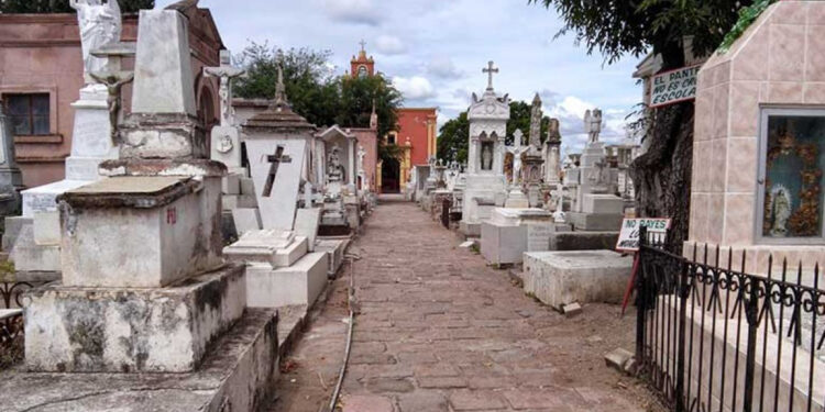 Amplían horarios y día de apertura de panteones por Día de Muertos