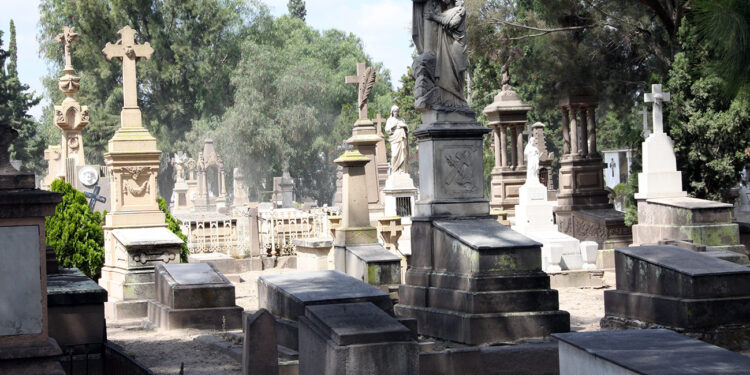 Estos son los protocolos para visitar panteones este Día de Muertos