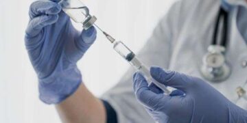 Cofepris alerta contra falsificación y venta irregular de vacunas de influenza