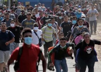 Bloquean caravana migrante, deportan a más de 2 mil personas