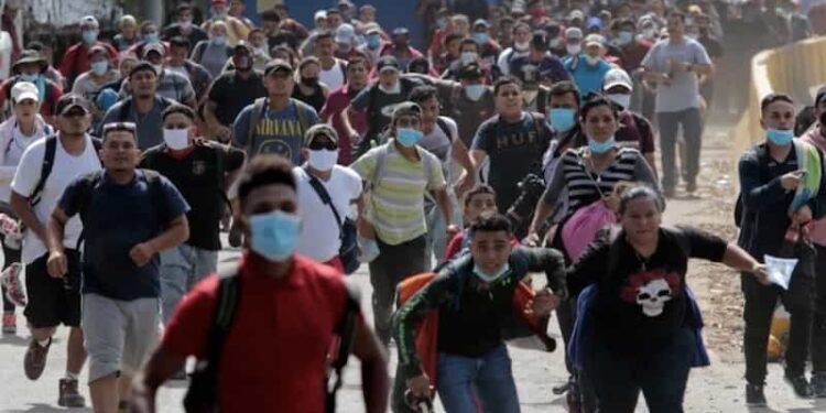 Bloquean caravana migrante, deportan a más de 2 mil personas