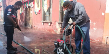 Con hidrolavado se higienizan espacios públicos en Pozos