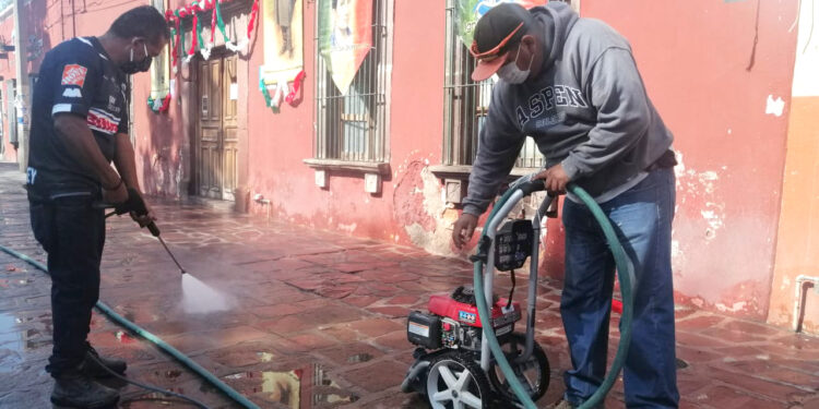 Con hidrolavado se higienizan espacios públicos en Pozos