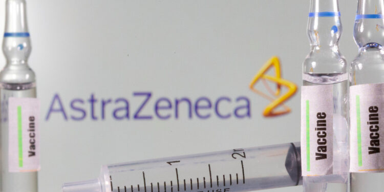 Muere voluntario en ensayo clínico de vacuna covid de AstraZeneca