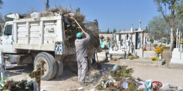 Se intensifican preparativos en panteones para Día de Muertos