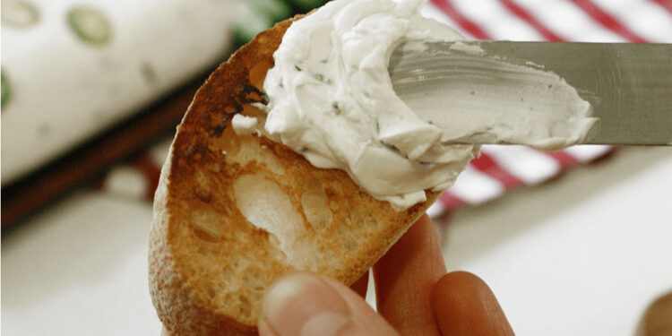 Así es como está hecho el queso crema, ¿se te sigue antojando?