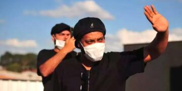 Ronaldinho confirma contagio de covid-19