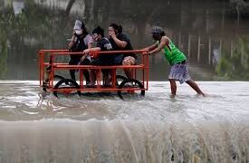 Evacúan a más de 30 mil personas en Filipinas por tifón Molave