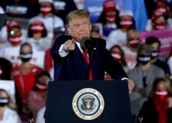 Trump continúa sus mitines de campaña sin cuidado por el covid-19
