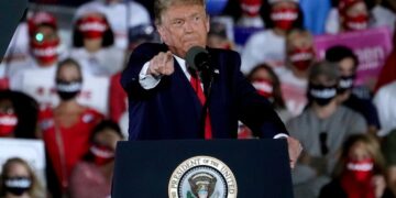 Trump continúa sus mitines de campaña sin cuidado por el covid-19