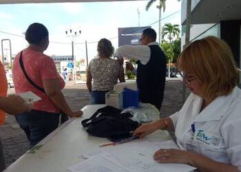 Capitalinos hacen largas filas para vacunarse contra la influenza