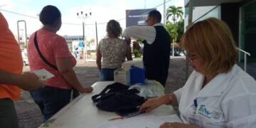 Capitalinos hacen largas filas para vacunarse contra la influenza