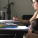 Profesor prohíbe a estudiante amamantar durante clase virtual