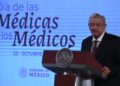 AMLO emite decreto para establecer el Día del Médico; lo dedica al personal que atiende Covid