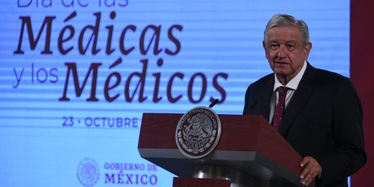 AMLO emite decreto para establecer el Día del Médico; lo dedica al personal que atiende Covid