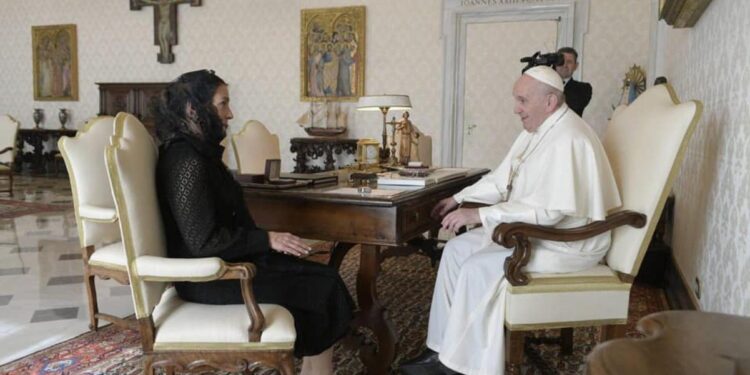 Beatriz Gutiérrez Müller se reúne con el Papa Francisco en El Vaticano