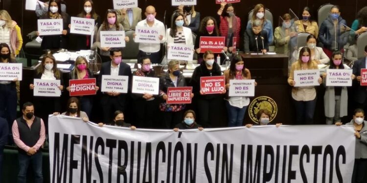 Mujeres de México seguirán pagando IVA por toallas sanitarias