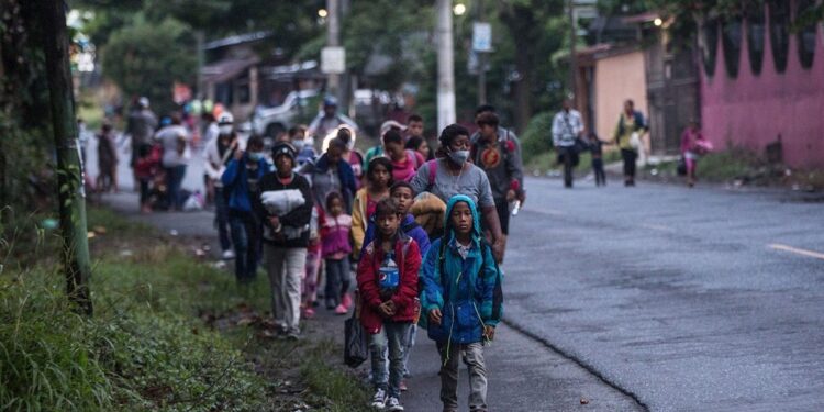 Caravana migrante busca influir en comicios de EEUU: AMLO