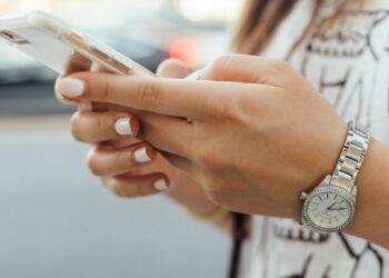 Covid sobrevive en celulares y billetes por 28 días