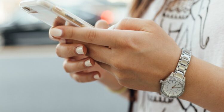 Covid sobrevive en celulares y billetes por 28 días