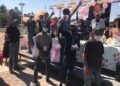 Quinceañera festeja sus XV repartiendo comida a gente sin hogar