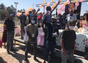 Quinceañera festeja sus XV repartiendo comida a gente sin hogar