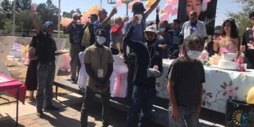 Quinceañera festeja sus XV repartiendo comida a gente sin hogar