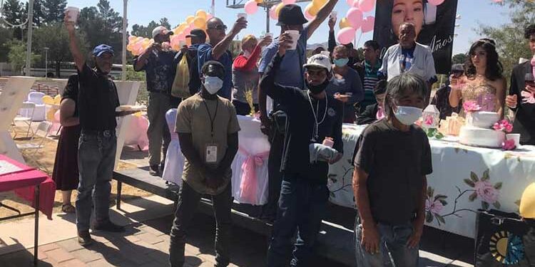 Quinceañera festeja sus XV repartiendo comida a gente sin hogar