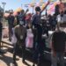 Quinceañera festeja sus XV repartiendo comida a gente sin hogar